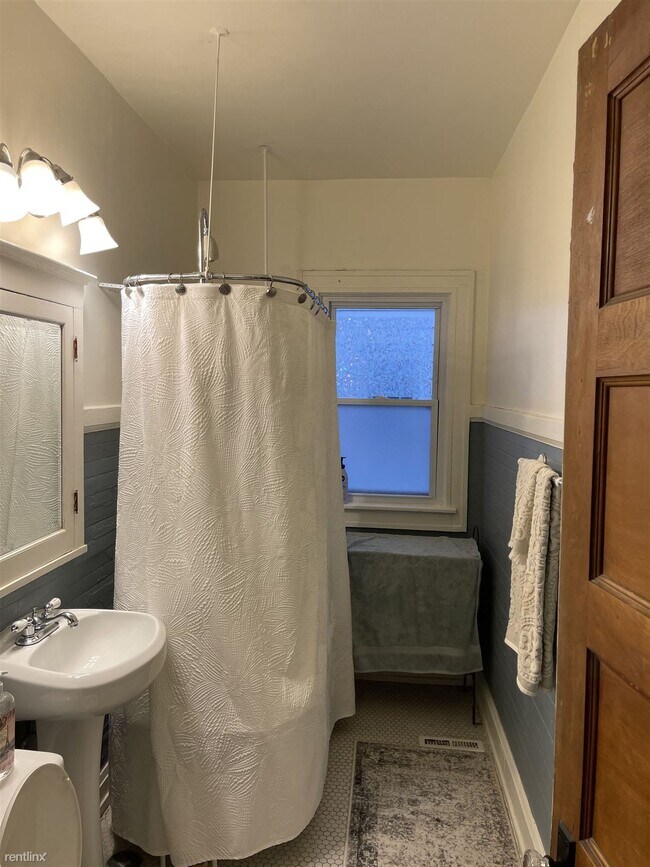 Foto del edificio - 3 br, 1 bath House - 2830 N Frederick Ave ...