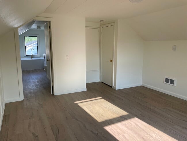 Building Photo - 595 S Hofstetter St