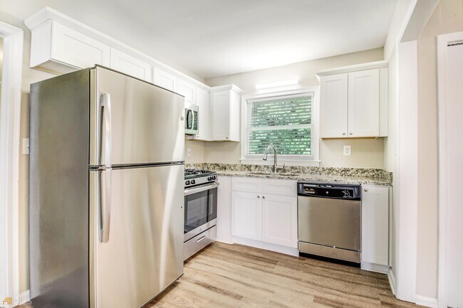 Foto del edificio - 2159 Holly Hill Dr