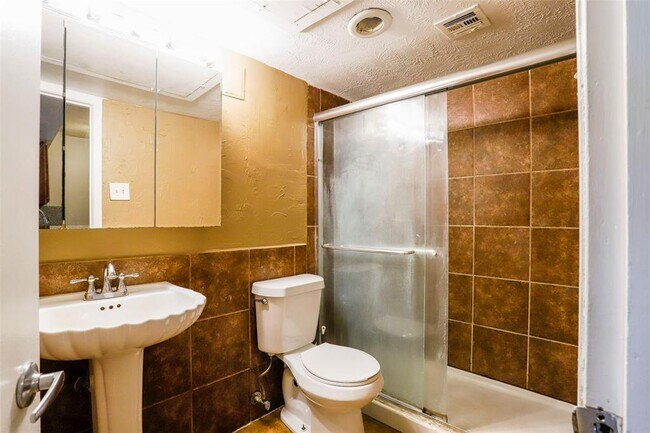 Foto del edificio - 7600 Burgoyne Dr.