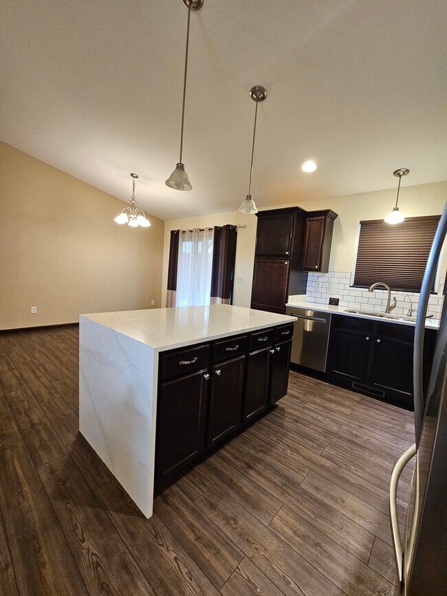 Foto del edificio - 3 BED | 2.5 BATH | SPLIT-FOYER HOME | DOUB...