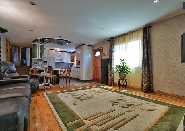 Spacious Living Room - 429 Jefferson Ave