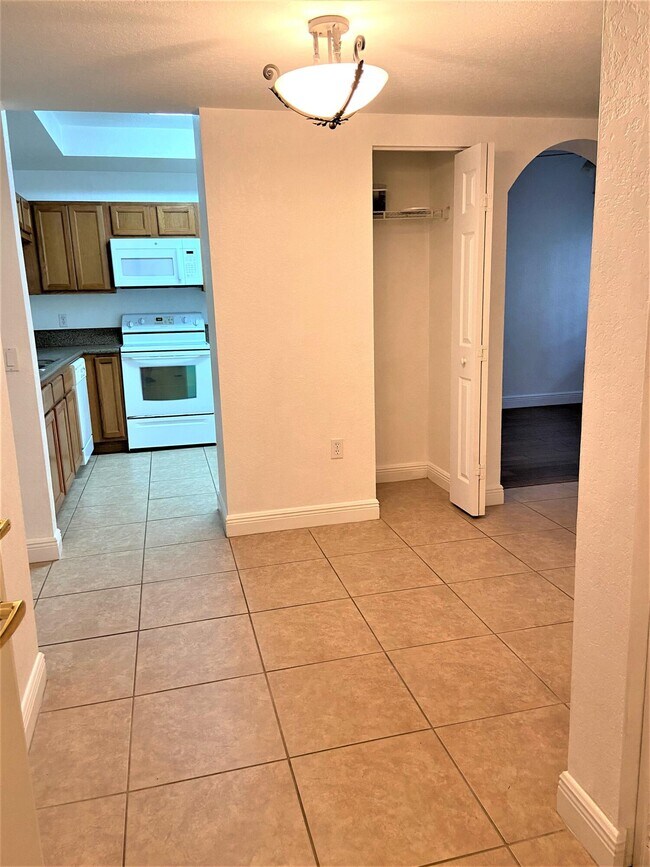 Foto del edificio - 4721 Lucerne Lakes Blvd E