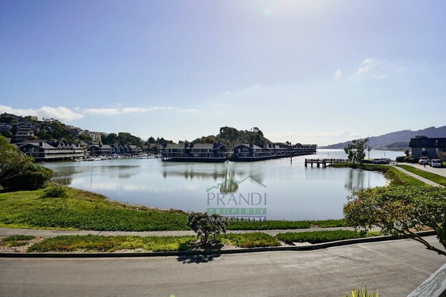 Foto del edificio - 16 Greenwood Bay Dr