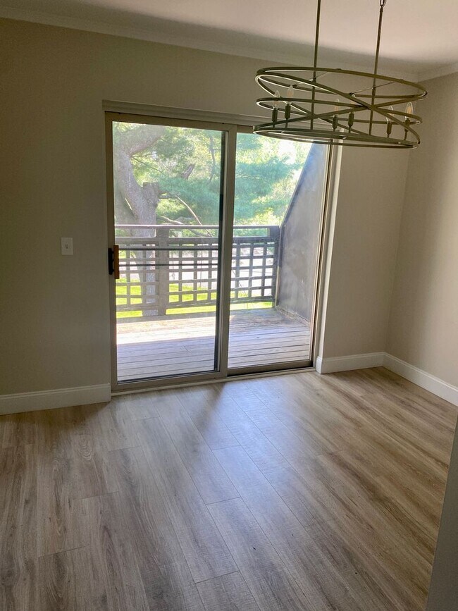 Building Photo - Bright & Remodeled 2BD/1BA 2nd Floor Quarr...