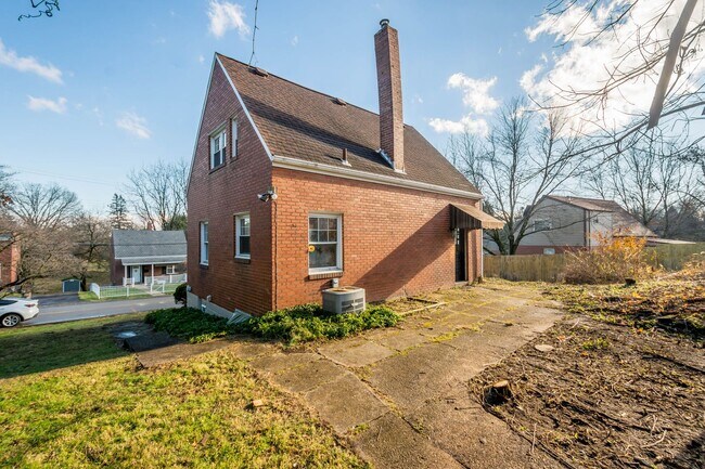 Foto del edificio - Move in TODAY! Check out this beautifully RENOVATED 3 bedroom in CHURCHILL!