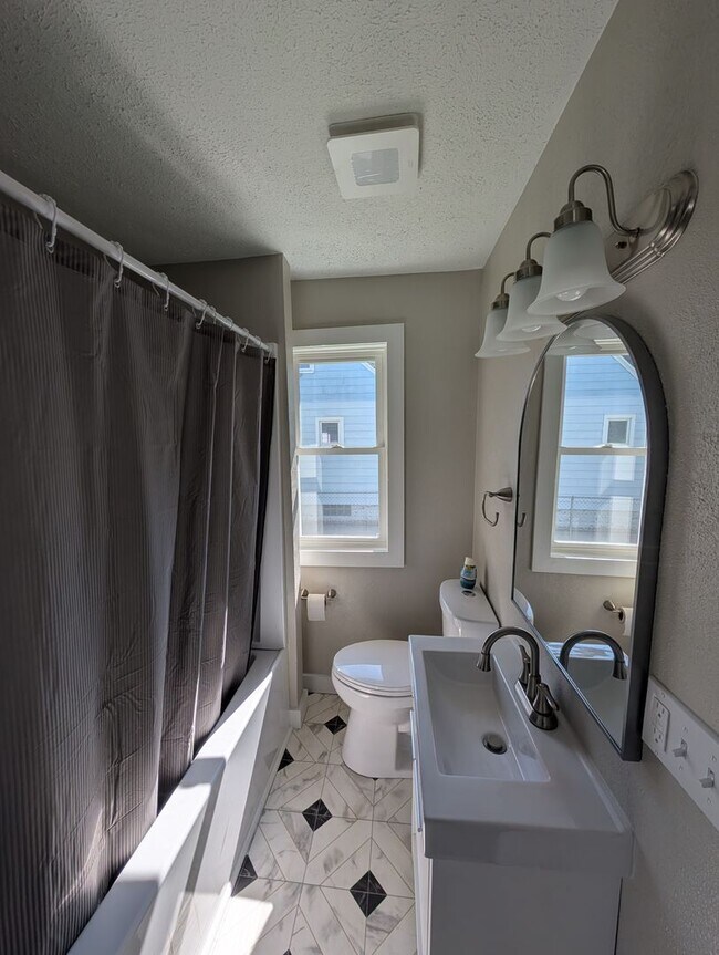 Building Photo - Completely Renovated 3-Bedroom, 1-Bathroom Home – $1,200/Month | Accepting Section 8
