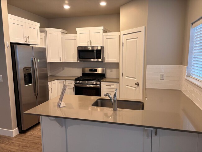 Foto del edificio - 3 Bed Townhome with Washer/Dryer/Fridge Av...