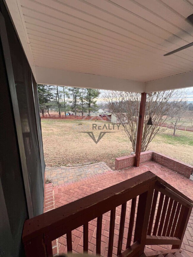 Foto del edificio - 1244 Mountain View Rd