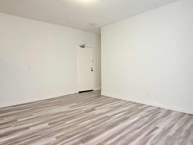 Building Photo - 581 Pierre Ave