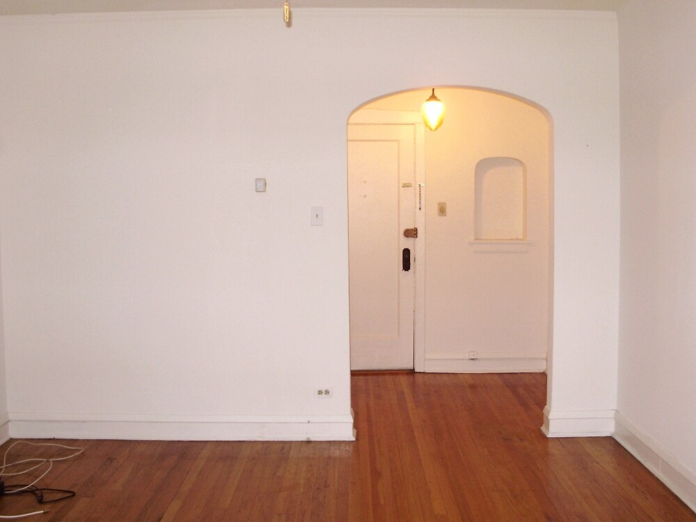 Building Photo - 4241 N Hermitage Ave