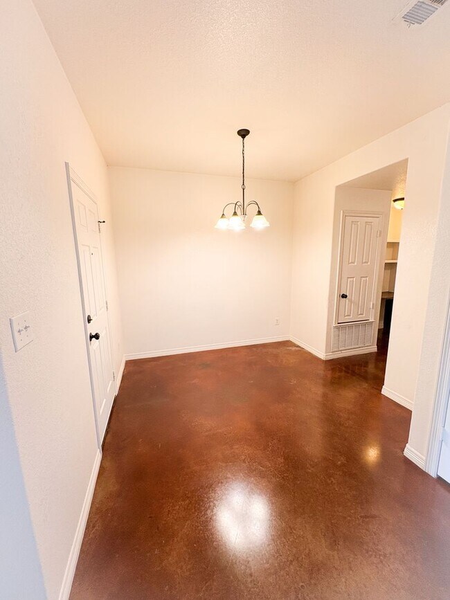 Building Photo - 602 Karey Dr