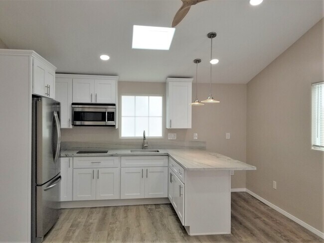 Building Photo - 915 Santa Fe Dr