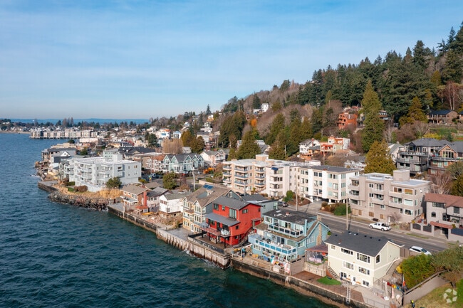 Building Photo - 4224 Beach Dr SW