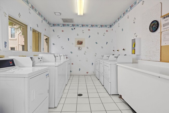 Building Photo - One Bedroom Ground Floor unit at Los Verde...