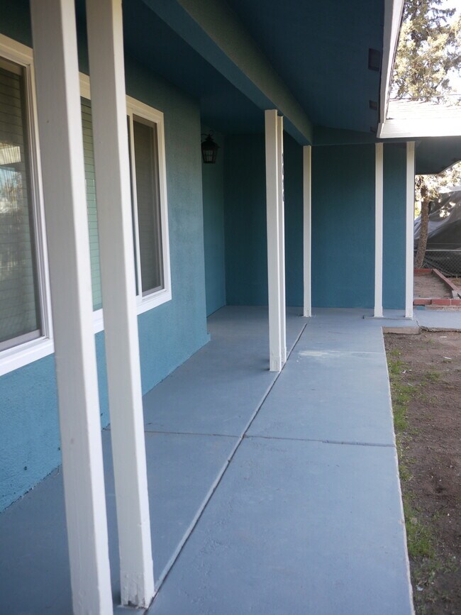 Building Photo - Charming 2-Bed, 1.5-Bath Home with 2-Car G...