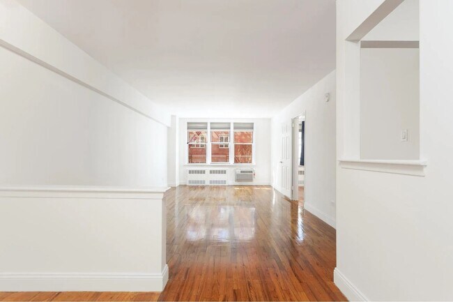 Building Photo - Renovated 1Bedroom 1Bathroom available