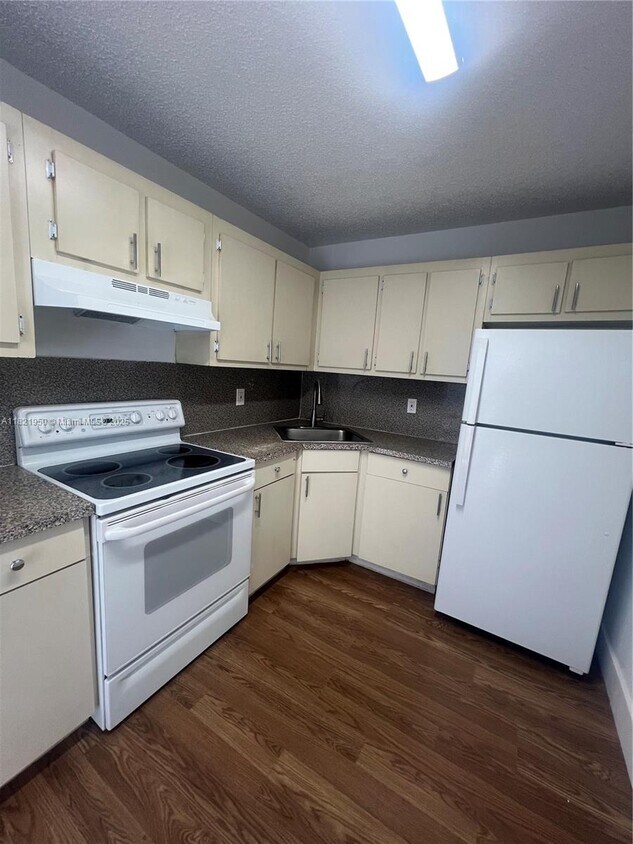 Foto principal - 6141 W 22nd Ct