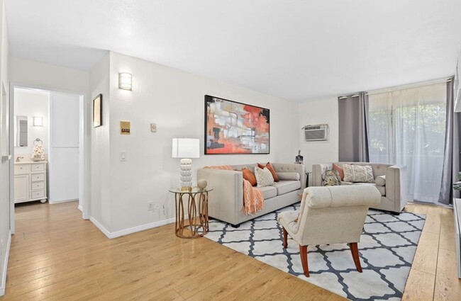 Foto del edificio - 1351 N Orange Dr