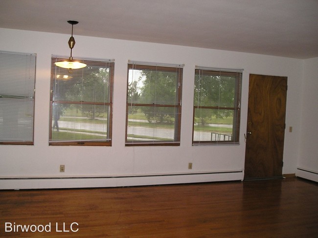 Building Photo - 657 S Segoe Rd