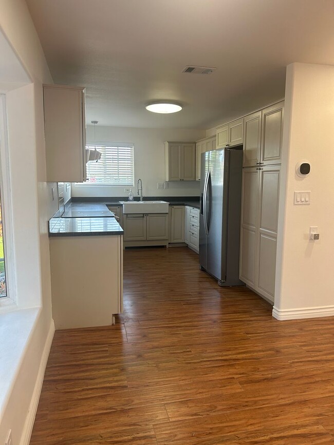 Foto del edificio - Stunning 3BD/2BA Corner-Lot Home with Relaxing Views – Only $4,495 – Mission Heights