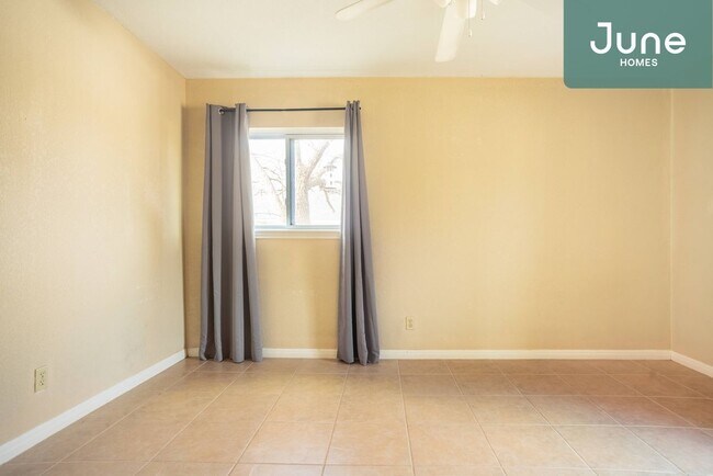 Building Photo - ROOM ONLY in 4-bed/2.0-bath Home