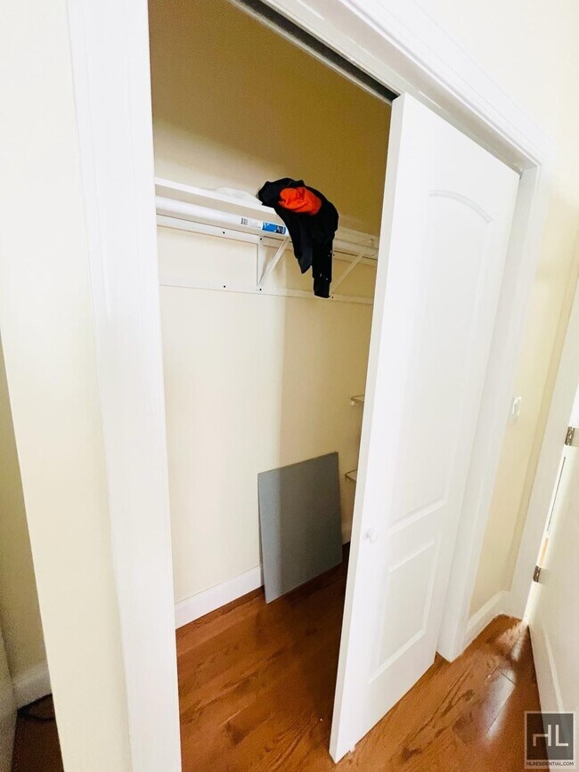 Foto del edificio - Your Bright & Spacious, Recently Renovated...