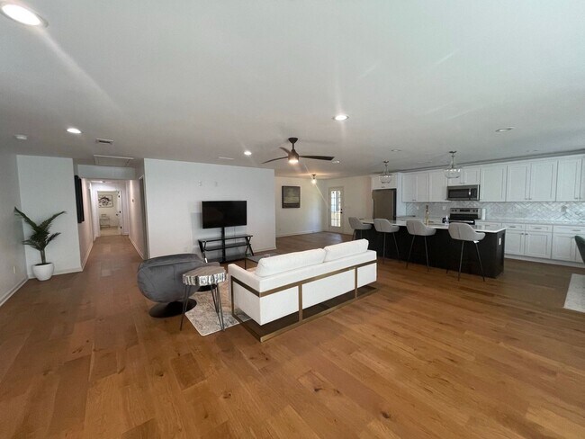 Building Photo - PRE-LEASING FOR AUGUST 2025!