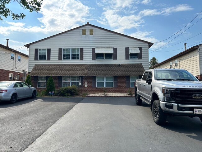 Foto del edificio - 8124 Ryers Ave