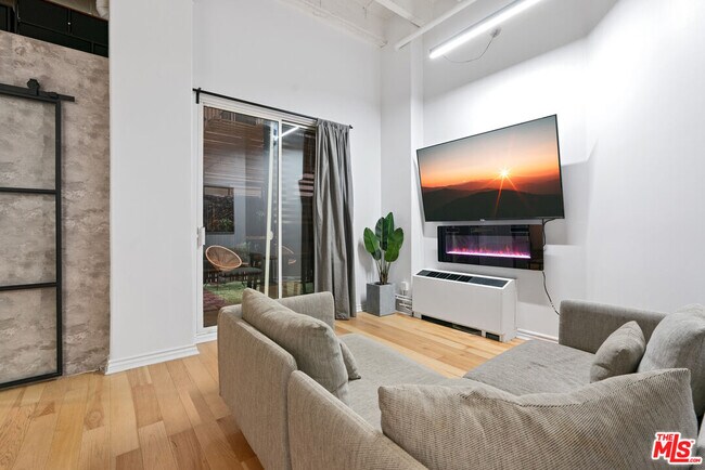 Foto del edificio - 312 W 5th St