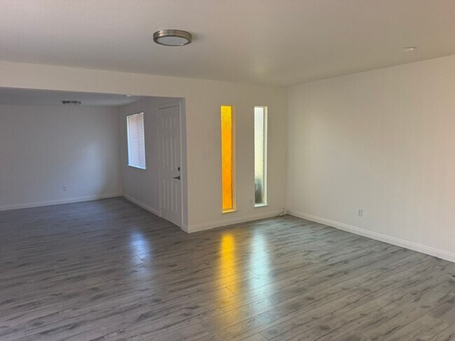 Foto del edificio - 5301 Bellflower Way
