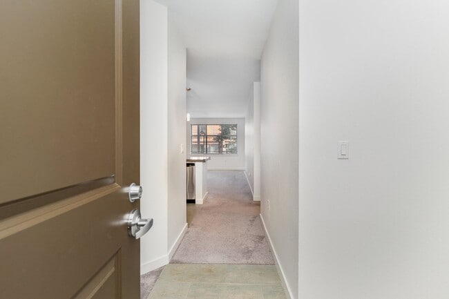 Foto del edificio - Spacious 1 Bedroom + Den in Canal Station ...