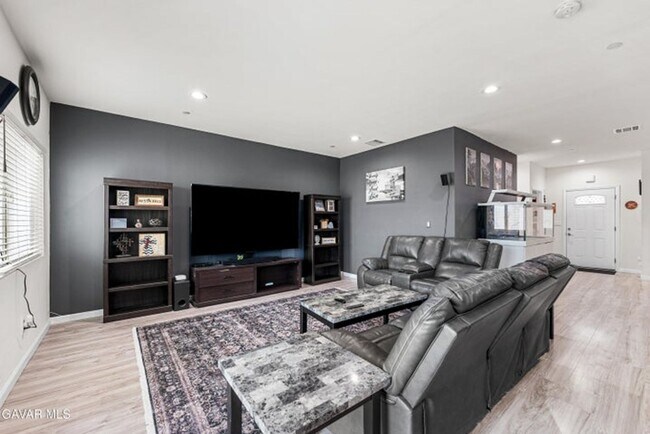 Foto del edificio - 4Bdrm+Bonus Can Be a 5th Bdrm, 2.5 Bath Home Available Now...$2500 Monthly Rent