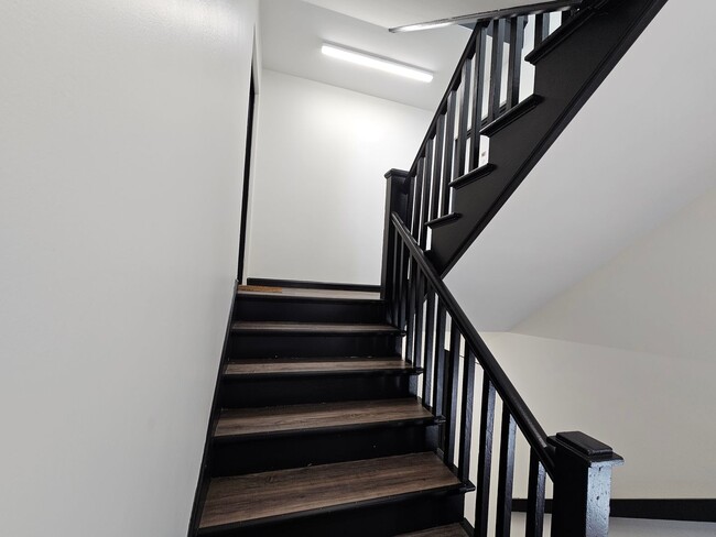 Building Photo - 306-306 E 19th St