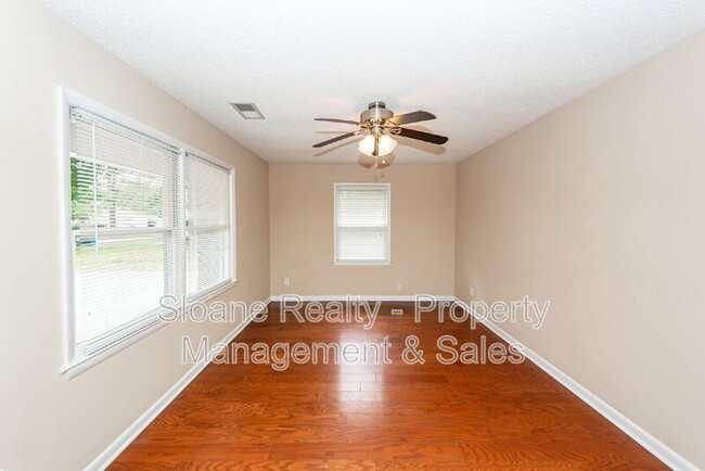Building Photo - 113 Logan Dr