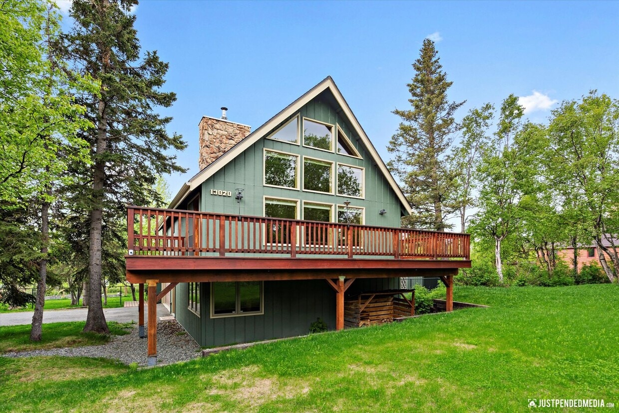 Primary Photo - Hillside Retreat