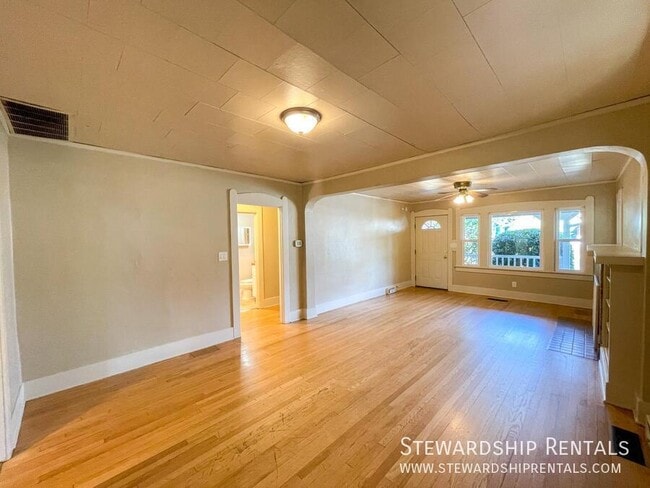 Building Photo - Vintage home close to downtown!