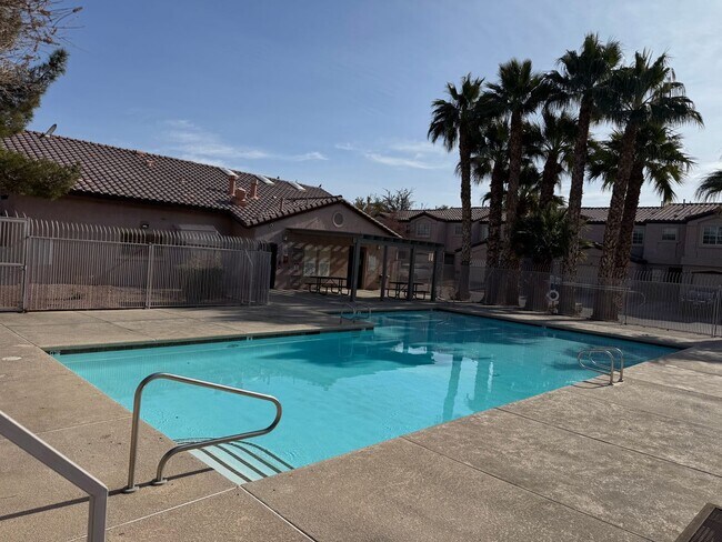 Foto del edificio - Townhome featuring stylish layout in gated...