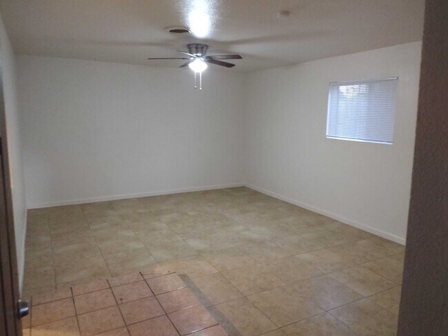 Building Photo - 4 Bedroom 2 Bathroom  Tropicana & Mountain...