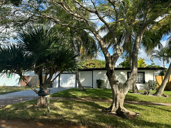 Building Photo - 5839 Daphne Dr