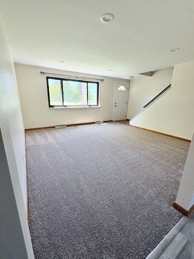 Building Photo - 231 Greenmeadow Dr