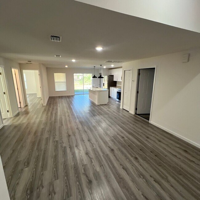 Foto del edificio - Beautiful 4 Bedroom, 2 Bathroom Home in Palm Bay!!