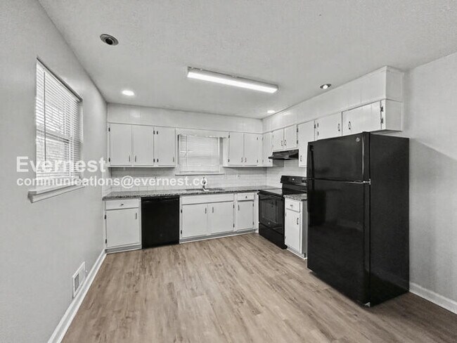 Foto del edificio - 2 Bed, 2 Bath Home with Fenced Yard & Garage / Pet-Friendly / Available Now!