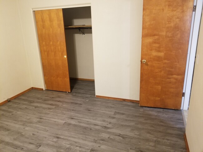 Building Photo - 140 High Forest Dr