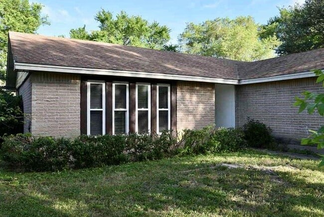 Building Photo - 6405 Clubway Ln