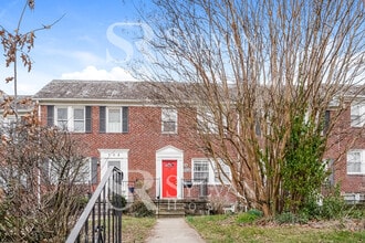 Building Photo - 710 Braeside Rd
