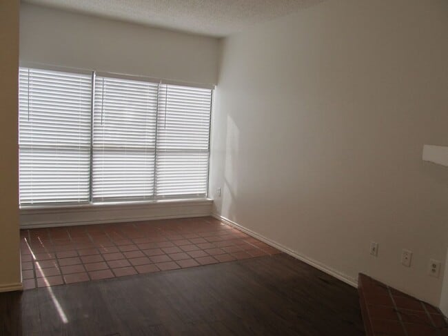 Building Photo - 9600 Royal Ln