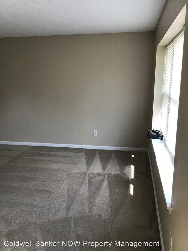 Building Photo - 3 br, 1.5 bath House - 5347 Grand Lake Cres