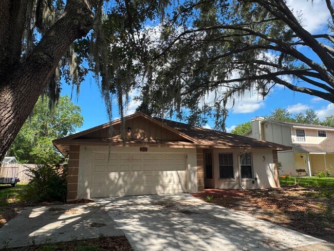 Foto del edificio - Spacious Lakeland 3-Bedroom Home with 2-Car Garage & Large Driveway