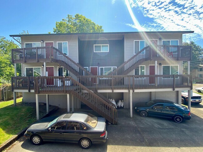 Building Photo - **50% OFF FIRST MONTH'S RENT** Spacious To...